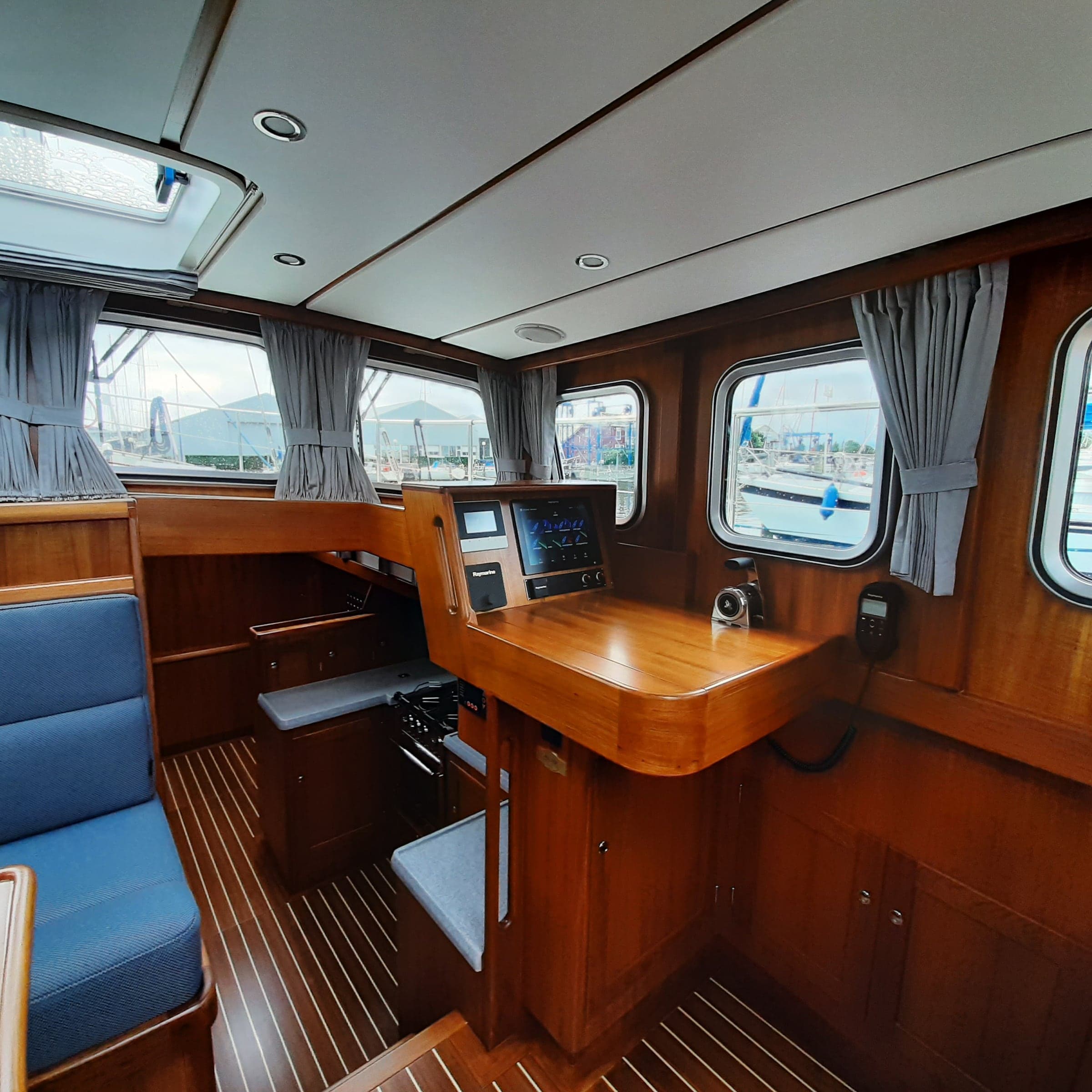 Stuurhut en salon met betimmering op maat