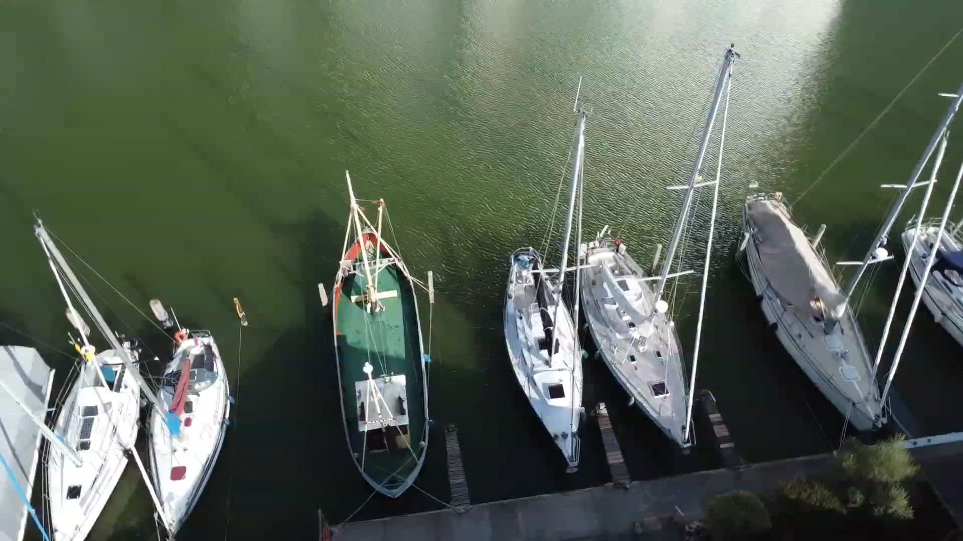 Luchtfoto van jachten aan de steiger