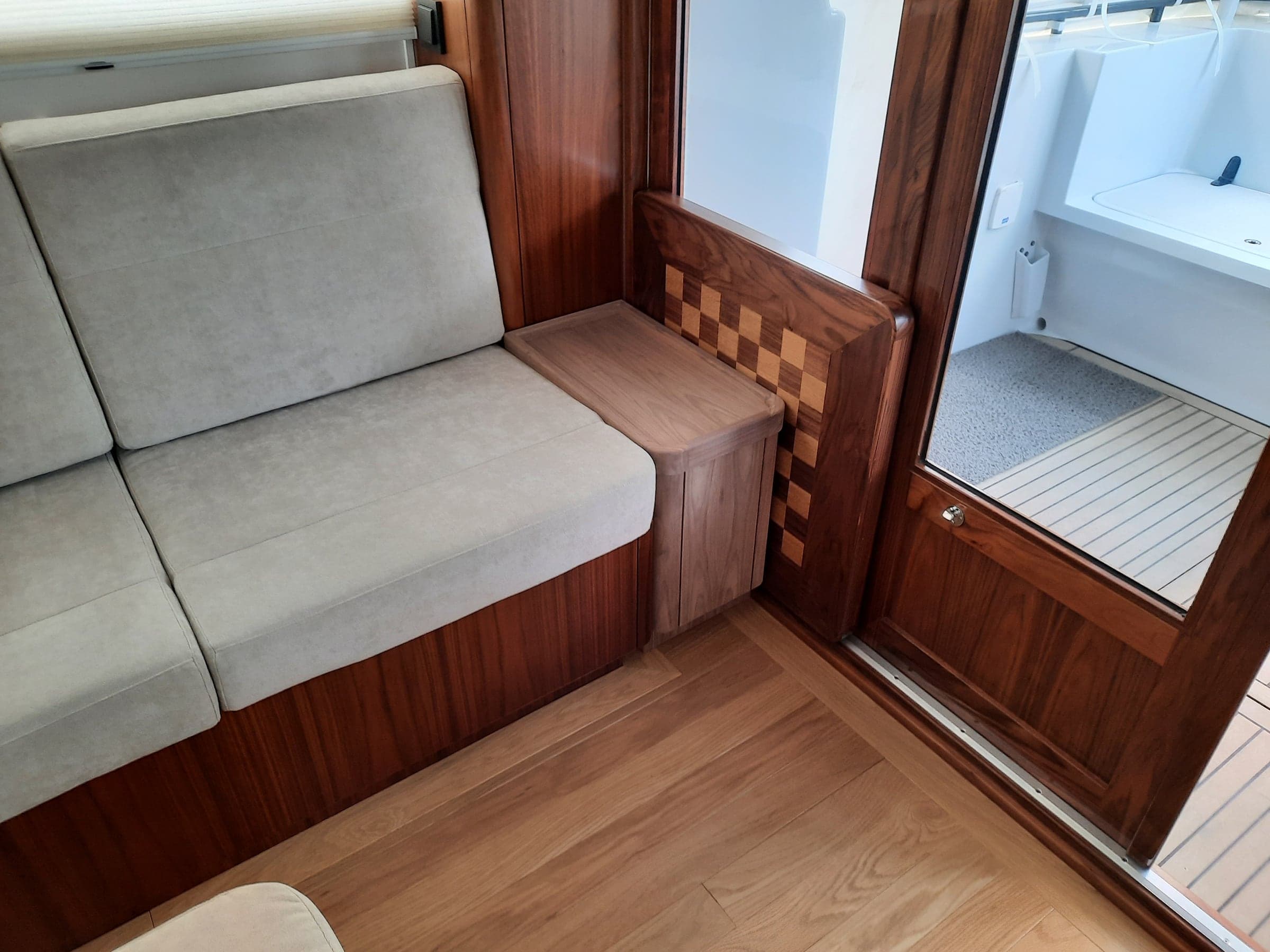 Notenhouten interieur met zitbank en dambord-inlegwerk