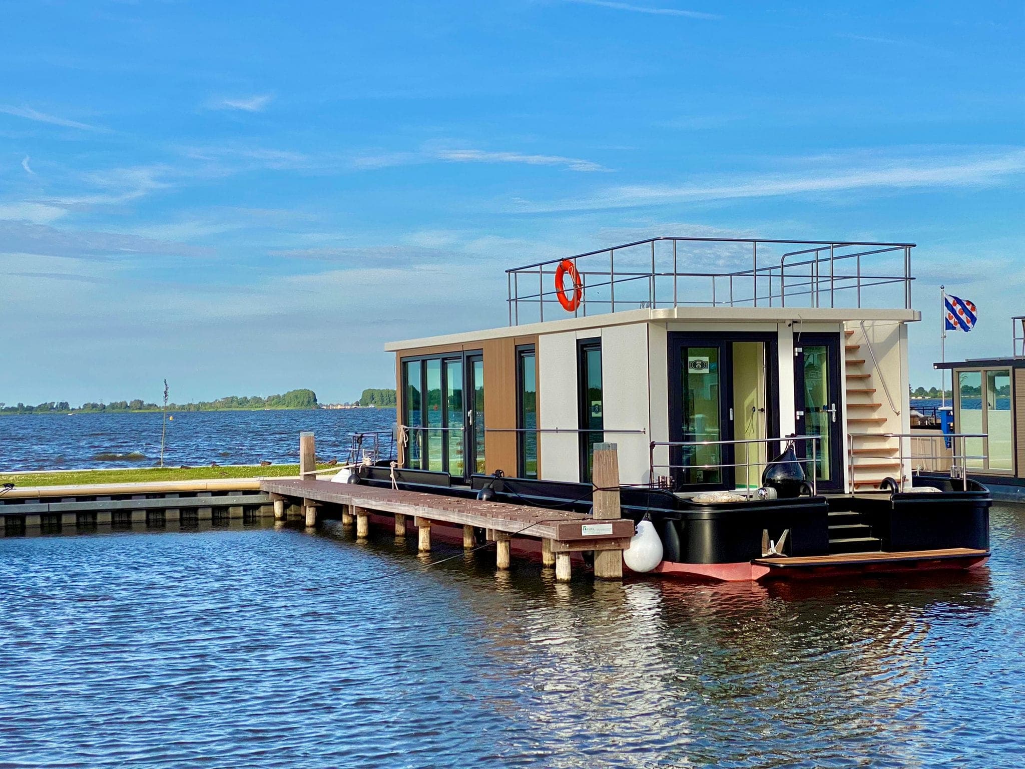 Lotus Houseboat aangemeerd aan de steiger
