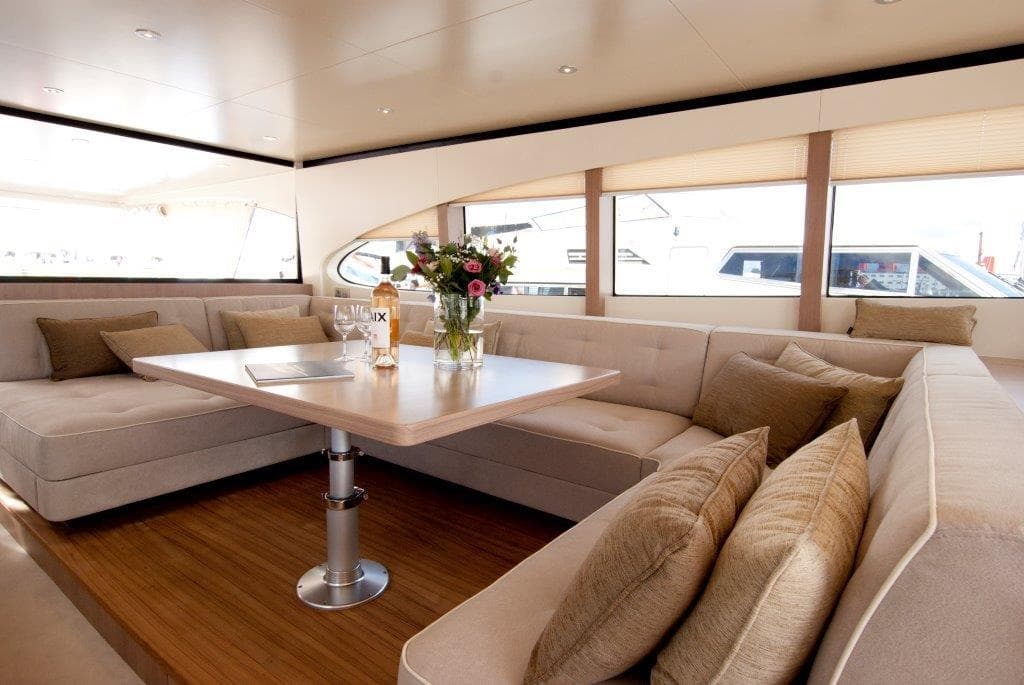 Salon van Sossego met een ruime hoekbank en een tafel op maat