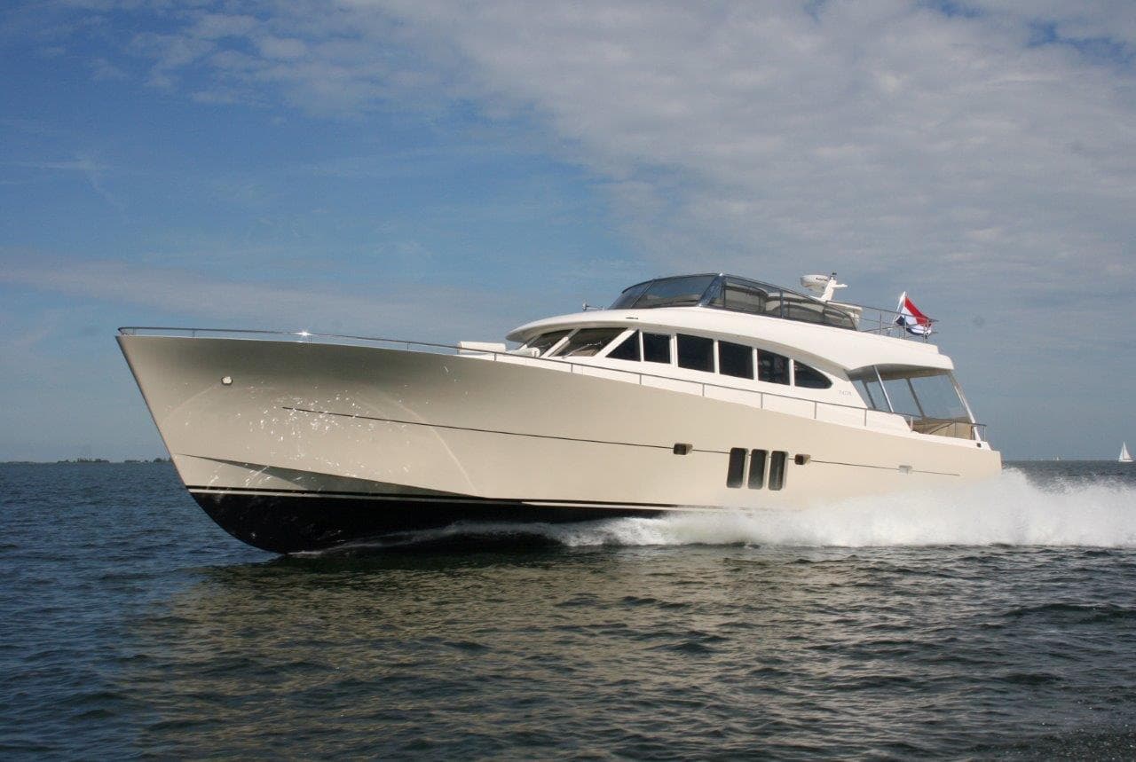Motorjacht Sossego onder vaart over open water